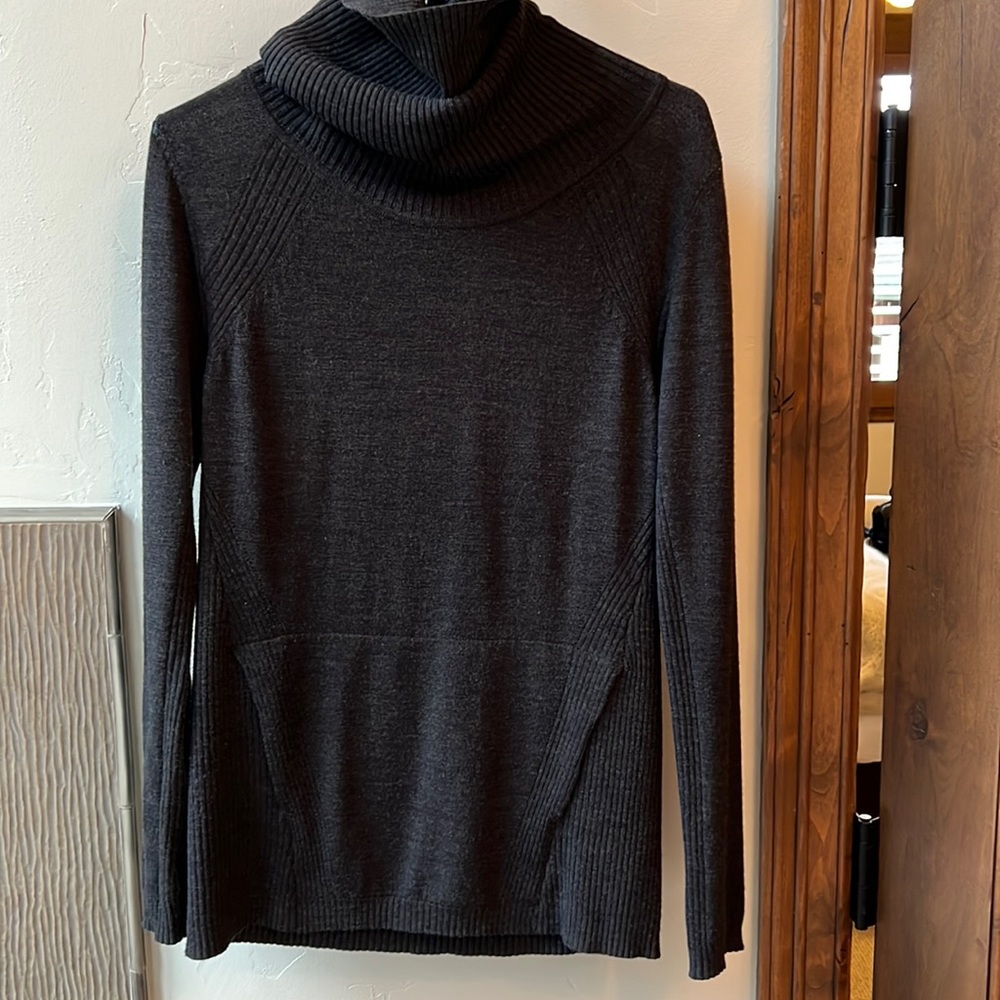 Lulullemon sweater
